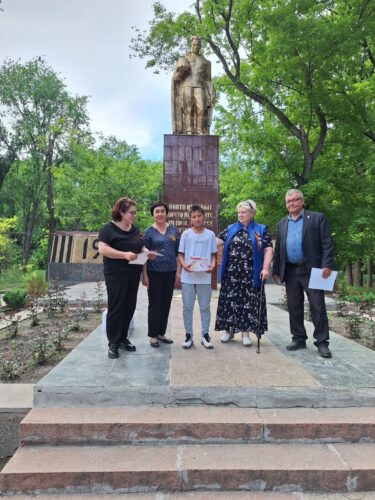 Талантбеков Али и Кенешбекова Акылай заняли 2-е место в конкурсе рисунков, посвященном Дню Победы, организованном Русским центром при Чуйской библиотеке