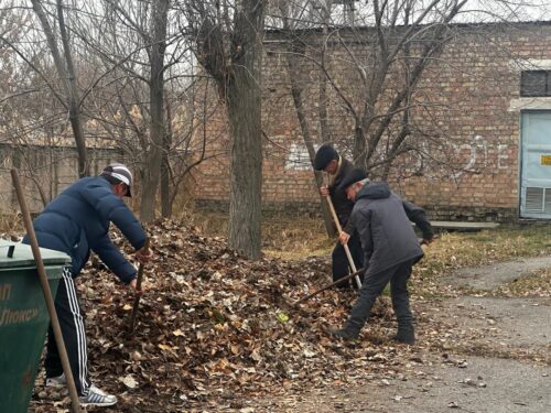 Учителя на субботнике!